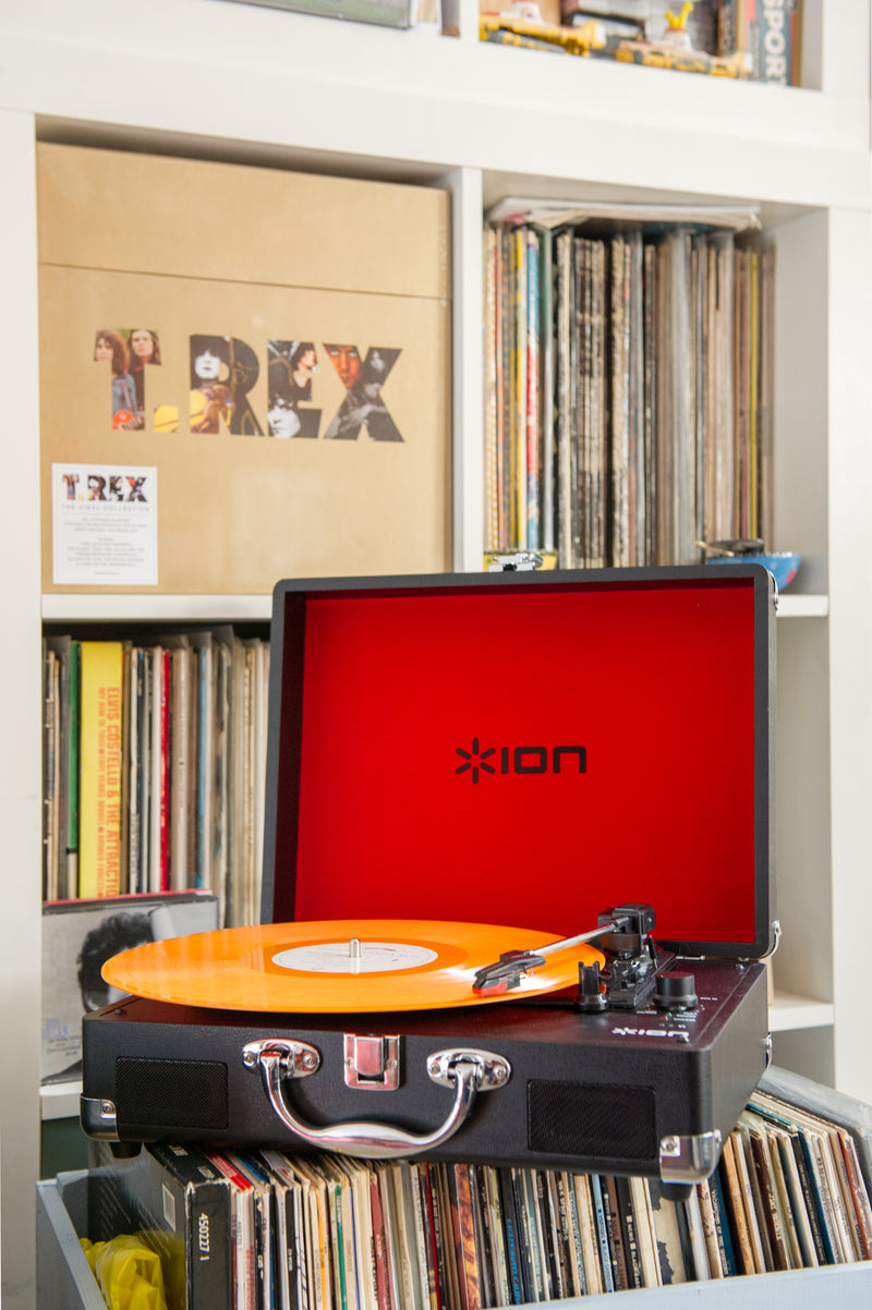 ION Vinyl Motion /アイオン モーション レコードプレーヤー  内蔵スピーカー&充電池　USB端子装備